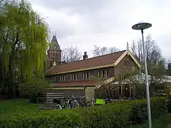 Veeartsenijpad 150 met huidige restaurant Goesting en op de achtergrond het voormalig Ooglijdersgasthuis aan de F.C. Dondersstraat