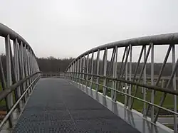 Midden op de Veeneikbrug, met roosters waarover men heen kan lopen of fietsen.