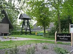 De begraafplaats met de klokkenstoel