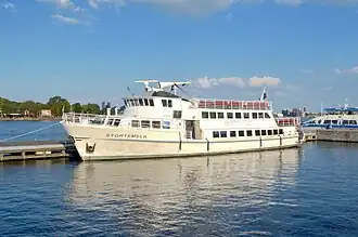 De voormalige veerboot Stortemelk, sinds 2015 gebruikt als partyschip op het IJ (2023).