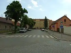 Straat met schoolgebouw