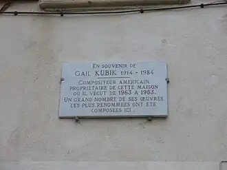 Gedenkplaat voor Gail Kubik,  die van 1963 tot 1983 in Venasque leefde.