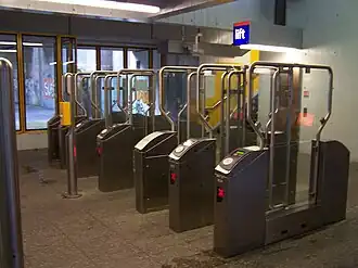 2005, stationshal met tourniquets