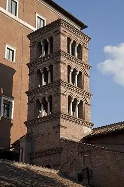 de klokkentoren gezien vanuit de binnentuin van Palazzo Venezia