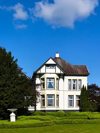 Renteniersvilla in Overgangsstijl met Chaletstijl-elementen