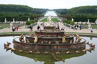 Op de voorgrond de Latonavijver