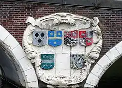 Versiering op de brug N.W.-zijde.