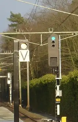 Het uitrijsein toont veilig (groen),het vertreklicht knippert.