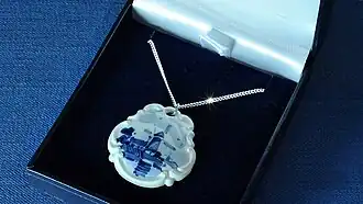 Een Delfts blauwe Verwoerd hanger uit 1952Verwoerd Ceramics Online, Verwoerd Ceramics Online.