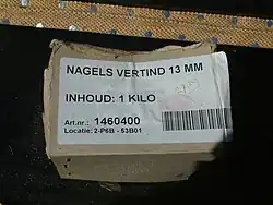 Doos met vertinde spijkertjes