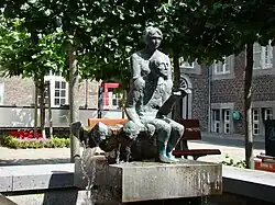 Verzorgster en bejaarde (brons) van Jaac Waeyen