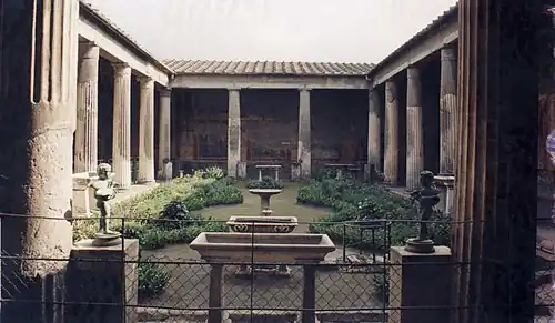 Zicht op het peristylium vanuit het tablinum in de Casa dei Vettii te Pompeï