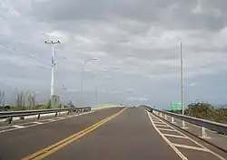 Begin van de brug aan Braziliaanse zijde