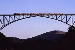 Viaduct van Vlaur met intercity.
