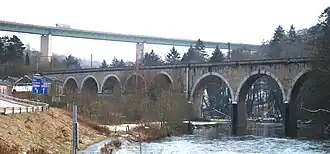 Bovenaan het snelwegviaduct