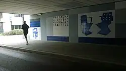 Viaduct naast het Rietveld-Schröderhuis met afbeeldingen van door Rietveld ontworpen stoelen.