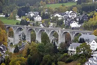 De B 251 loopt onder het Willinger Viadukt, een spoorbrug in Willingen