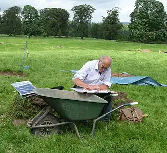 Victor Ambrus aan het werk tijdens een Time Team shoot