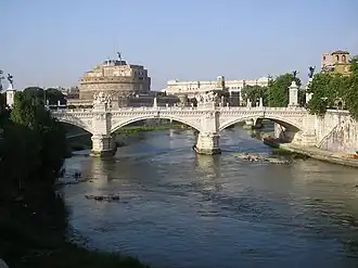 Ponte Vittorio Emanuele II met daarachter de Engelenburcht. Onder de rechter boog zijn de restanten van een pijler van de Pons Neronianus te zien.
