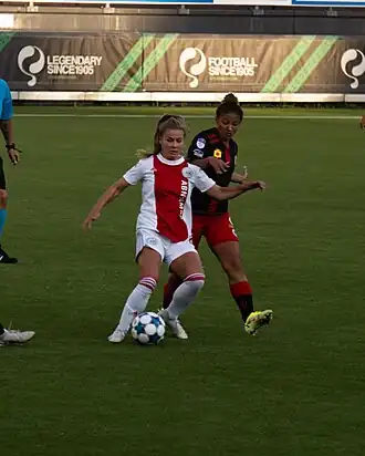 Sabrine Ellouzi (rechts) in duel met Victoria Pelova van Ajax (Excelsior-Ajax, 27-8-2021)