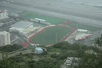 Het Victoriastadion met zicht op de banen van Gibraltar Airport.