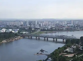 De zuidelijke helft van de brug vanuit het Yanggakdo Hotel