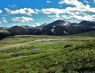 Zicht op de bergpas vanop de flanken van de naamloze berg ten noorden van de Independence Pass.