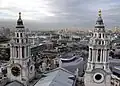 Hier wordt de schijngevel van St. Paul's Cathedral van de achterkant getoond. Te zien is dat het schuine dak iets lager is dan de gevel, waardoor het zicht op het achterliggende deel van het bouwwerk wordt weggenomen.