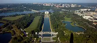 Links van de Lincoln Memorial Reflecting Pool een deel van het West Potomac Park, aan de rechterzijde Constitution Gardens.