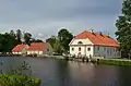 Links de watermolen, rechts de vroegere wodkastokerij. Het water is de rivier Mustoja