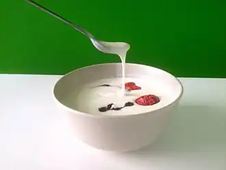Viili yoghurt met aardbeien en bosbessen