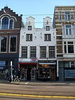 Pand met halsgevel met twee oeils-de-boeuf