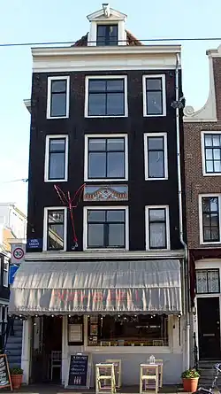 Pand met gevel, onder rechte lijst