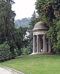 De Monopteros in het park van paleis Villa Olmo in Como