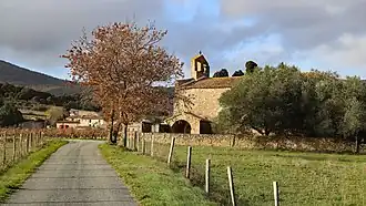 Binnenkomen van het dorp met kerk Saint-Paul
