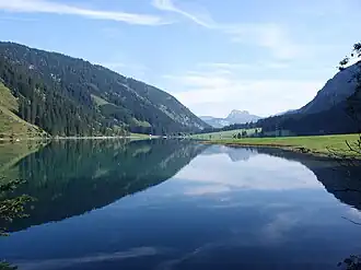 De Vilsalpsee met de berg Aggenstein op de achtergrond