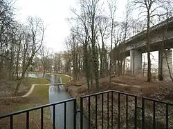 Vijver met ernaast het viaduct van Vilvoorde