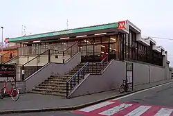 Het stationsgebouw boven de tunnelbak