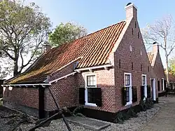 Visserswoning onder zadeldak tussen topgevels(Museum 't Fiskershúske)