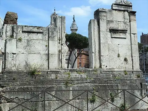 Graf van Bibulus.Op de achtergrond: de Zuil van Trajanus.