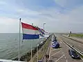 Vlaggen van Nederland, Friesland en Hollands Kroon op de Afsluitdijk