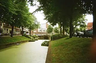 Vliet, door de dorpskern van Rijnsburg