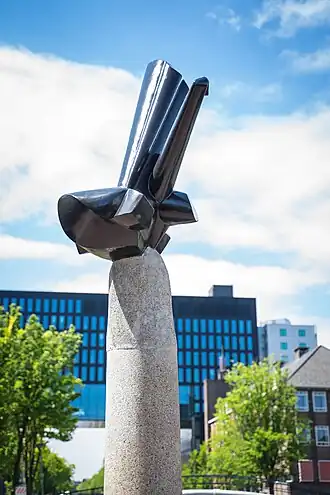 Vogel op pyloon (mei 2020) na renovatie, met op de achtergrond Roeterseiland