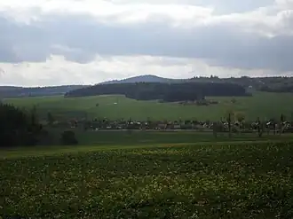 Blik op Narysov en de heuvel Vojna (2007)