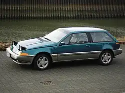 Volvo 480 TwoTone met opengeklapte koplampen