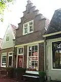 Huis met gepleisterde trapgevel