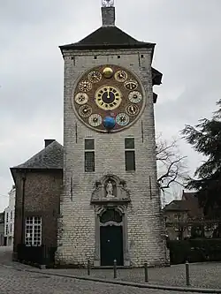 Voorkant van de Zimmertoren. In de nis boven de deur is een beeld van Sint-Gummarus te zien.