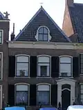 Woonhuis met hoog schilddak