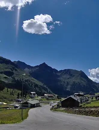 De Kühtaistraße in Kühtai, met op de achtergrond de Vordere Karlesspitze