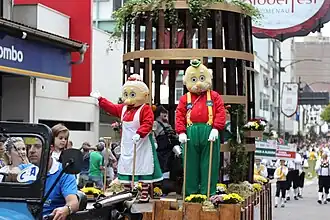 Vovó e Vovo Chopão tijdens de parade op het Oktoberfest